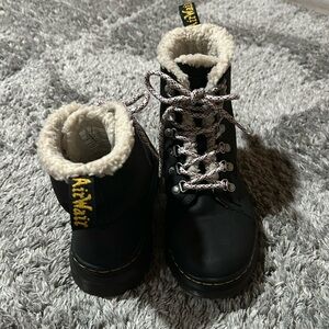 Doc Martens combs faux lining shearling boots for women.